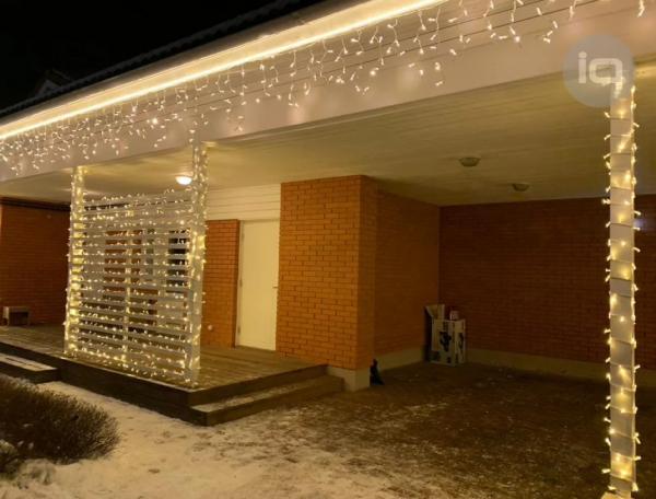 Новогоднее освещение домов, украшение дома к Новому году гирляндами, бахромой и неонов — фото 4